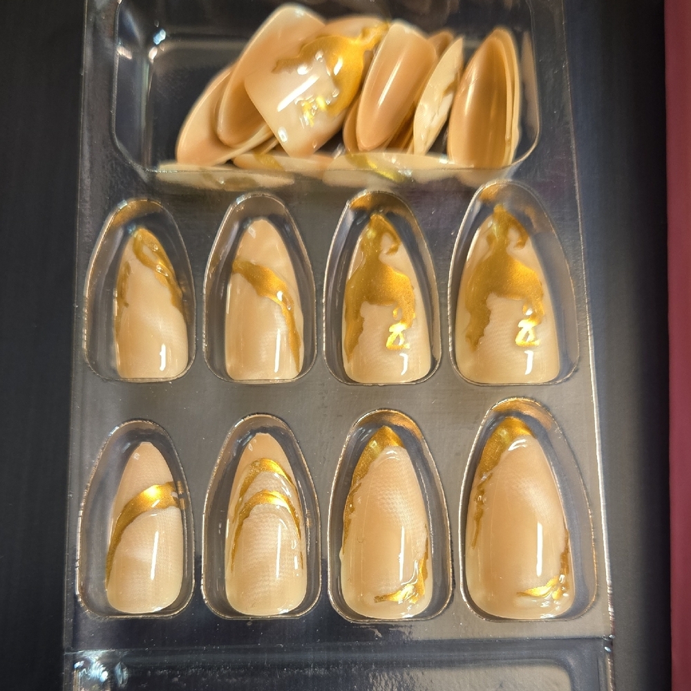 Gold and Cream DIY Nail Set - Picture 3 of 3
